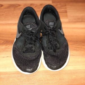 NIKE SIZE 5.5 WOMENS